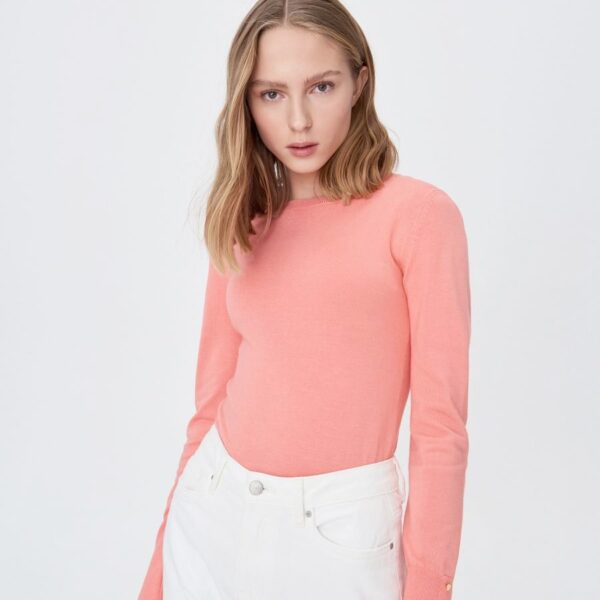 Lightweight fitted jumper